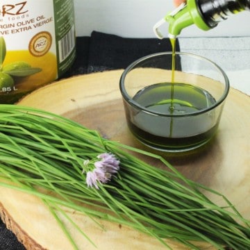 A great way to preserve chives for the winter.. make a bright green oil!