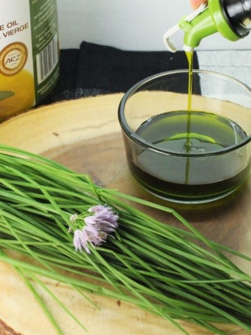 A great way to preserve chives for the winter.. make a bright green oil!