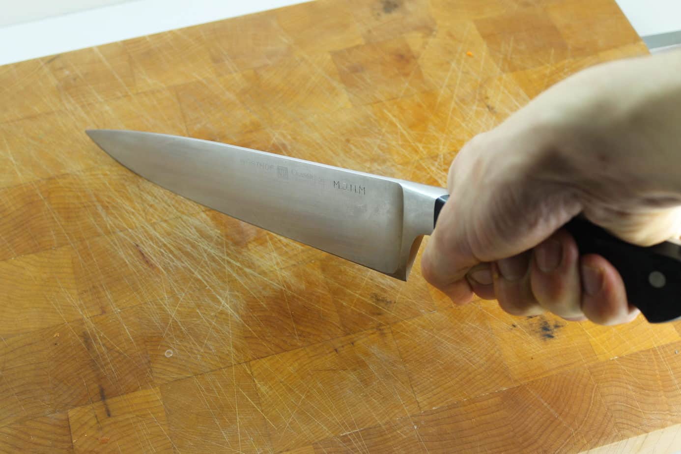 Don't hold the knife by the handle like this. The hold does not give you alot of control over the knife and the weigth of the blade is off center.
