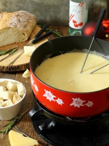 cropped-vertical-image-of-swiss-cheese-fondue.jpg