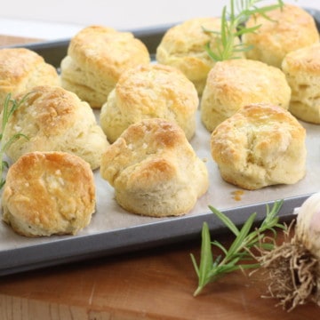 Try these homemade biscuits flavoured with rosemary and garlic tonight! Easy to prepare in 20 minutes.