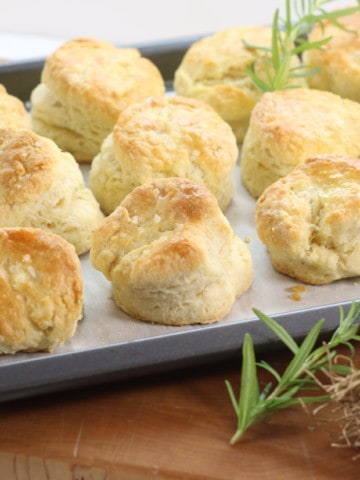 Try these homemade biscuits flavoured with rosemary and garlic tonight! Easy to prepare in 20 minutes.