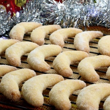 A lightly vanilla and almond flavored Christmas cookie. This German vanillekipferl recipe will quickly become a a holiday favorite!