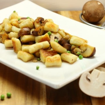 homemade potato gnocchi with mushrooms and peas, a delicious and easy meal!