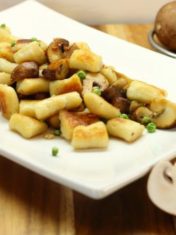 homemade potato gnocchi with mushrooms and peas, a delicious and easy meal!