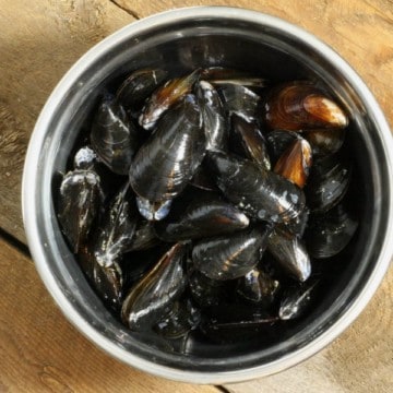 A bowl of washed mussels
