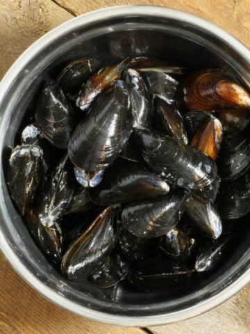 A bowl of washed mussels