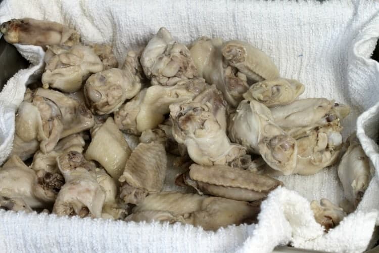 drying parboiled chicken wings in a clean cloth