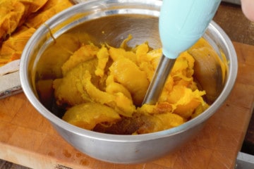 pureeing roasted pumpkin flesh for pumpkin puree