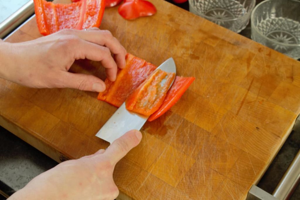 remocing the pith of a bell pepper