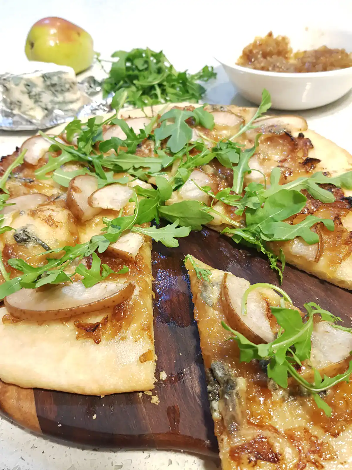 Pizza with blue cheese and pear topping