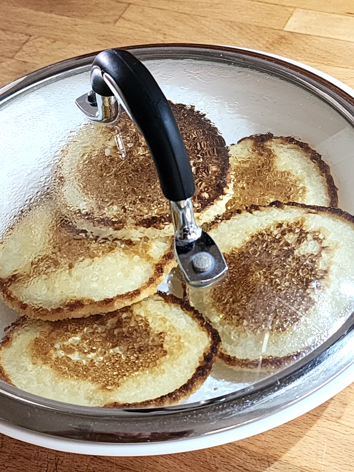 Keeping mini pancakes warm