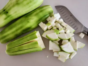 Diced zucchini for the potato goulash with sausage