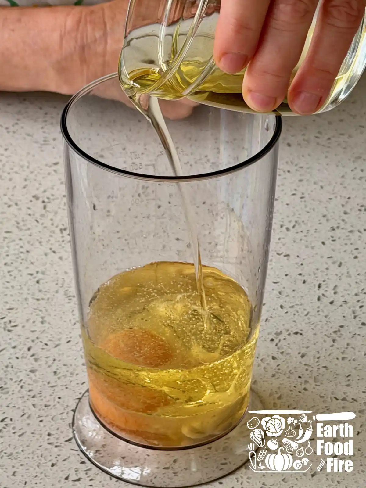 Pour the oil gently over the top and let it settle for 20 to 30 seconds, so the egg stays at the bottom and the oil floats above it.