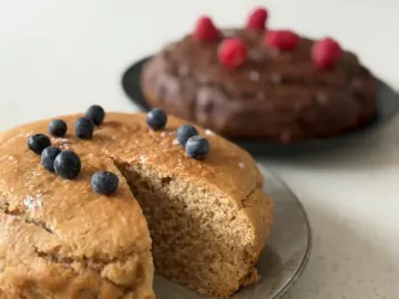 vanilla cake with blueberries and chocolate cake with raspberries - two easy recipes for cakes