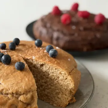 vanilla cake with blueberries and chocolate cake with raspberries - two easy recipes for cakes