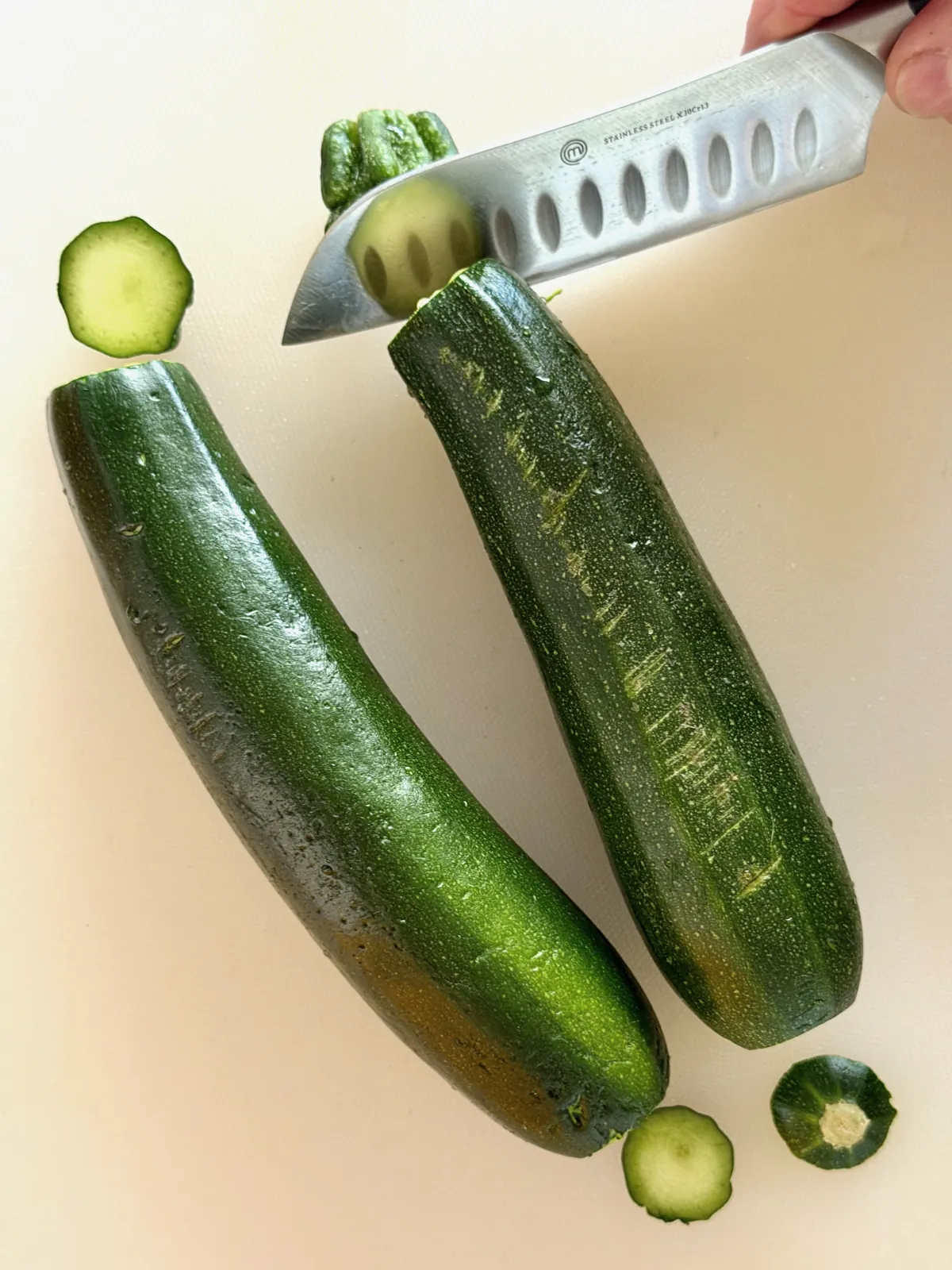 Cutting of both ends of zucchini