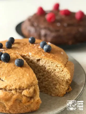 vanilla cake with blueberries and chocolate cake with raspberries - two easy recipes for cakes